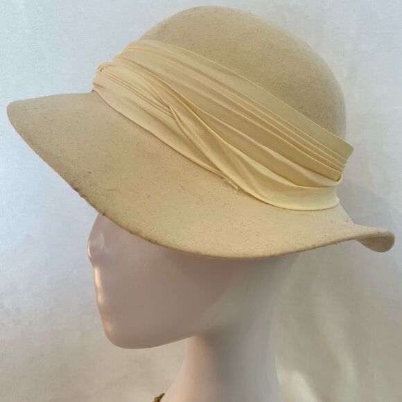 Vintage Cream Felted 1960s Ladies’ Hat - Picture 5 of 14